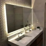 Miroir LED LINEA rectangulaire rétroéclairé, vue d’angle, design moderne en verre Saint-Gobain 6 mm sur mesure Maroc