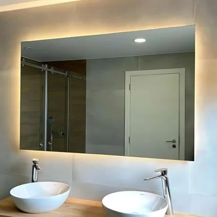 Miroir LED LINEA rectangulaire rétroéclairé avec LED allumée, verre Saint-Gobain 6 mm, salle de bain élégante sur mesure au Maroc