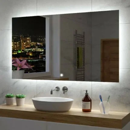 Miroir LED LINEA TOUCH rectangulaire rétroéclairé, vue d’angle, design moderne avec commande tactile, verre Saint-Gobain 6 mm au Maroc