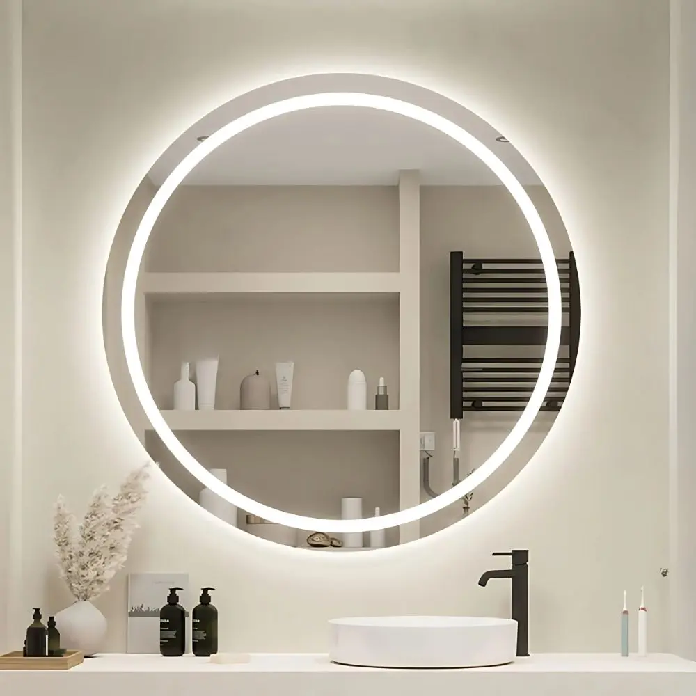 Miroir LED rond AURA – Rétroéclairé avec sablage design en verre Saint-Gobain 6 mm – Sur mesure et livraison au Maroc Miroir LED rond AURA rétroéclairé avec sablage design, verre Saint-Gobain 6 mm sur mesure, salle de bain moderne Maroc