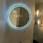 Miroir salle de bain LED Aura Maroc – Verre Saint-Gobain 6 mm – Détail du bord poli et qualité du verre Saint-Gobain – Miroir sur mesure haut de gamme