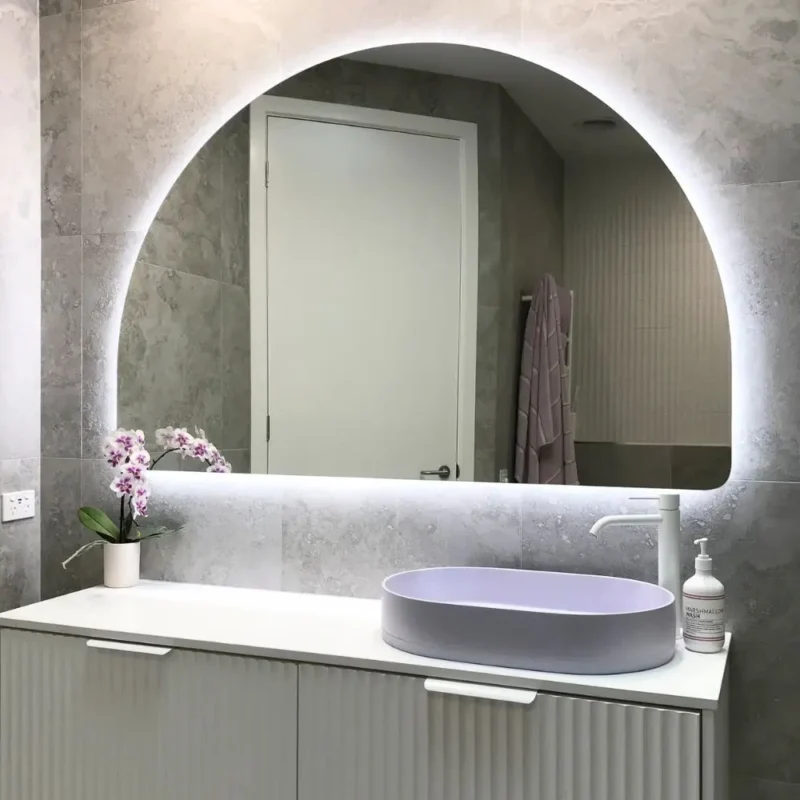 Miroir salle de bain LED Nebula Maroc – Verre Saint-Gobain 6 mm – Vue de face claire et design moderne – Miroir sur mesure haut de gamme