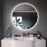 Miroir Vectra géométrique rétroéclairé posé sur un vasque, LED allumée, vue de face, design moderne et élégant, fabriqué au Maroc et personnalisable sur-mesure vue 2