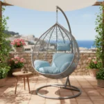 Balançoire Aéris bleu pastel sur une terrasse, cadre métal gris clair, décoration extérieure élégante au Maroc
