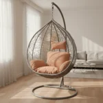 Balançoire Aéris couleur brique claire dans un salon, cadre métal gris clair, décoration intérieure moderne au Maroc