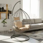 Balançoire Aéris jaune clair dans un salon moderne, cadre métal gris clair, décoration intérieure contemporaine au Maroc