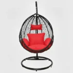 Balançoire moderne avec coussins rouge, idéale pour la décoration d’intérieur au Maroc