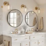 deux miroirs ronds avec cadre en métal antirouille dans une salle de bain vus de côté, design moderne et résistant à l’humidité