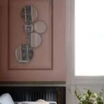 Vue d’ensemble d’un ensemble de 5 miroirs ronds en laiton doré, décoration murale raffinée pour salon marocain ou intérieur moderne