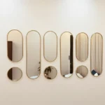 Vue de face d'un ensemble de 9 miroirs en laiton sur un mur, décoration murale élégante pour salon marocain ou moderne