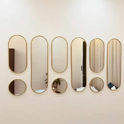 Vue de face d'un ensemble de 9 miroirs en laiton sur un mur, décoration murale élégante pour salon marocain ou moderne
