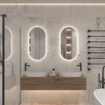 Miroir Evola rétroéclairé vertical installé au-dessus d’un vasque en bois, disponible au Maroc