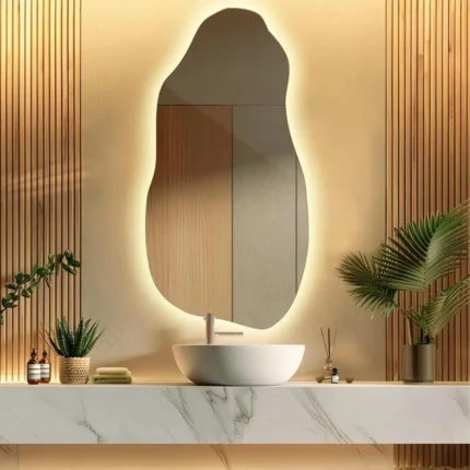 Miroir LED IRIS forme irrégulière avec éclairage monté dans une salle de bain moderne