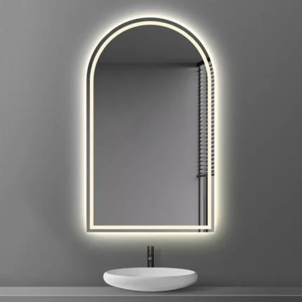 Miroir Lumarc arqué avec sablage, vue de face, design moderne et élégant, fabriqué au Maroc et disponible sur mesure
