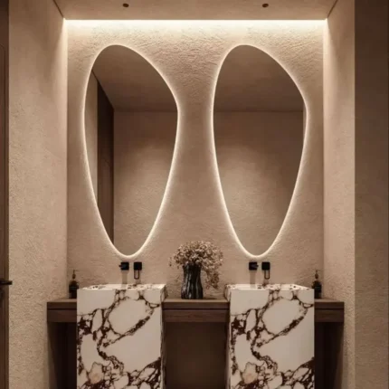 Miroir LUMIRIS irrégulier rétroéclairé design moderne pour salle de bain ou chambre, fabrication sur mesure au Maroc