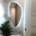 Miroir LUMIRIS irrégulier rétroéclairé design moderne vue de face, fabrication sur mesure pour salle de bain au Maroc