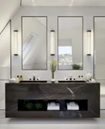 Miroir Novera rectangulaire avec cadre en métal noir, sans rétroéclairage, posé sur un vasque en marbre noir, style contemporain et élégant, fabriqué au Maroc et disponible sur mesure
