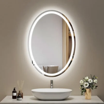 Miroir ovale LED sablé installé dans une salle de bain moderne aux tons clairs