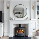 miroir rond avec cadre en métal antirouille posé sur une cheminée, vue en face, style moderne et élégant