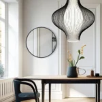 miroir rond avec cadre en métal antirouille posé devant une salle à manger, vue en face, design moderne et élégant