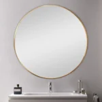 miroir rond en laiton doré vue de face, posé dans un intérieur moderne au Maroc, style décoratif et raffiné