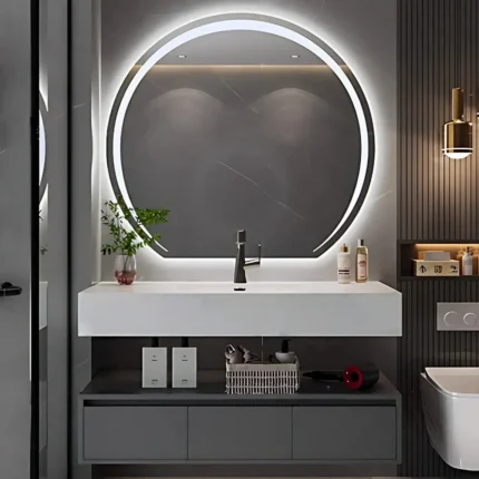 Miroir semi-cercle sablé au-dessus d’un meuble vasque en bois clair