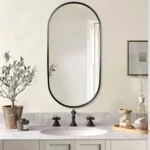 miroir semi-ovale avec cadre en métal antirouille vue en face pour salle de bain moderne