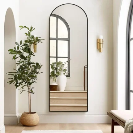 miroir rectangulaire avec cadre métallique antirouille et sommet cintré, accroché verticalement au mur, vue en face, style moderne pour chambre ou salon