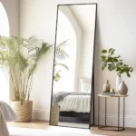 miroir rectangulaire sur pied avec cadre métallique antirouille, vue légèrement de côté, design moderne et polyvalent pour chambre ou salon