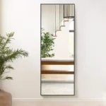 miroir rectangulaire avec cadre métallique antirouille accroché au mur, vue en face, design moderne et polyvalent pour chambre ou salon