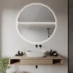 Miroir Vectra géométrique rétroéclairé posé sur un vasque en bois, design moderne et chaleureux, conçu au Maroc et personnalisable sur-mesure