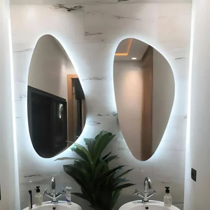 Deux miroirs LUMIRIS rétroéclairés au design irrégulier et inversé, installation moderne sur mesure pour salle de bain au Maroc
