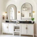 Deux miroirs muraux au cadre en métal noir, vue légèrement de côté – design moderne fabriqué au Maroc