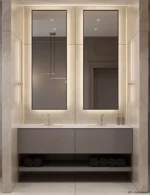 Vue rapprochée de deux miroirs Novera rectangulaires rétroéclairés avec cadre en métal noir, style moderne et raffiné, conçus au Maroc et disponibles sur mesure