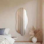 Miroir Mirage en forme de vague installé dans une chambre à coucher moderne