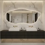 Miroir Mirage en forme de vague installé dans une salle de bain moderne