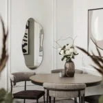 Miroir Mirage en forme de vague posé verticalement sur un mur décoratif