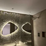 Miroir LED AURELIOX dans une salle de bain moderne à Casablanca