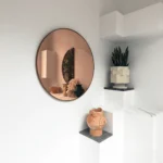 Miroir rose gold ROSEVEIL encastré dans un mur avec éclairage LED blanc, neutre et jaune, pour salle de bain moderne.